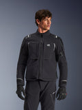 Alpinestars Andes Pro Drystar® XF-jacka, svart och mörkgrå motorcykeljacka för äventyrstouring, bärs med matchande byxor och handskar, med teknisk laminerad skalkonstruktion, ALL TERRA-logotyp på bröstet, reflekterande detaljer och justerbara ärmslut