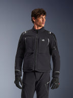Alpinestars Andes Pro Drystar® XF-jacka, svart och mörkgrå motorcykeljacka för äventyrstouring, bärs med matchande byxor och handskar, med teknisk laminerad skalkonstruktion, ALL TERRA-logotyp på bröstet, reflekterande detaljer och justerbara ärmslut