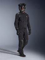 Alpinestars Andes Pro Drystar® XF-jacka, svart och mörkgrå äventyrsjacka för motorcykel, bärs med matchande svarta textilbyxor, svart integralhjälm med goggles, handskar och stövlar, med ett laminerat 3-lagersskal och flera förvaringsfickor för äventyrskörning året runt.