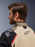 Alpinestars Andes Pro Drystar® XF-jacka i Walnut Aluminum, närbild bakifrån som visar kragen och de övre axlarna, med Alpinestars-logotypen, märkning för Tech-Air-kompatibilitet, röda detaljer och ett justeringssystem med stötsnöre vid nacken.
