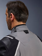Alpinestars Andes Pro Drystar® XF Jacket, mörkgrå och svart, närbild på den bakre kragen och övre axeln, visar Tech-Air® Ready-logotypen, justering med chocksnodd och ton-i-ton Alpinestars stjärnlogotyp på teknisk textil