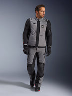Manlig modell iförd Alpinestars Andes Pro Drystar® XF-jacka i mörkgrått och svart, motorcykelställ för äventyrskörning med matchande byxor och handskar, tekniskt textilskal med 'All Terra'-märkning, komplett utrustning för långdistansäventyrstouring