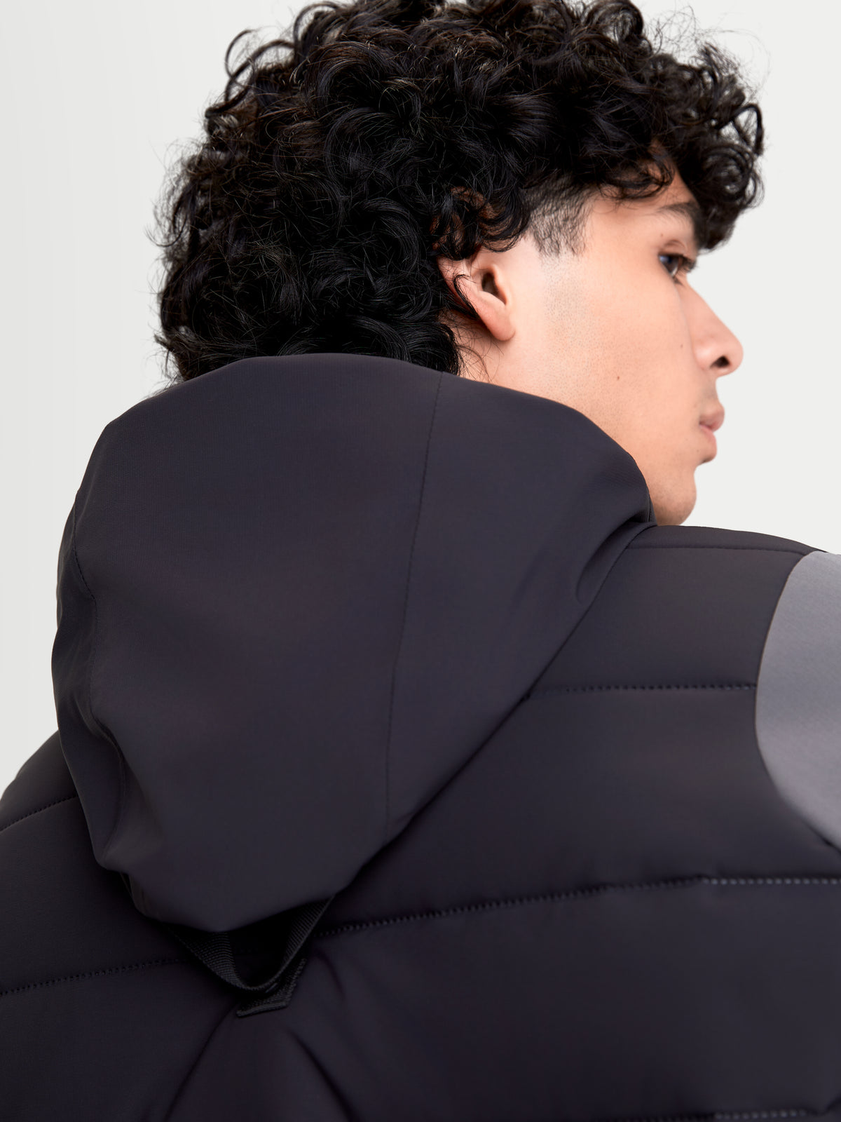 Alpinestars Therma Tech WP jacka, svart och mörkgrå urban motorcykeljacka för herr, närbild bakifrån av huva och dunkonstruktion på modell