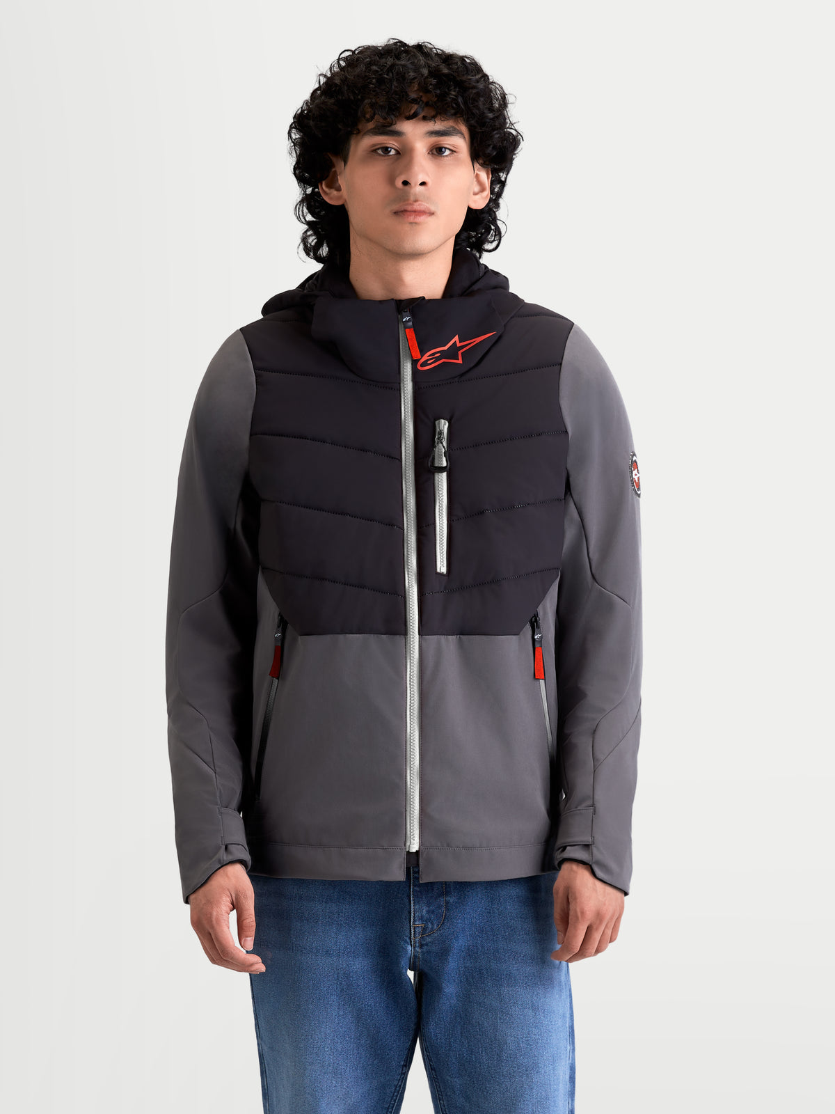 Alpinestars Therma-Tech vattentät jacka, urban MC-jacka för herr i svart och mörkgrå, framifrån på modell i jeans, med integrerad huva