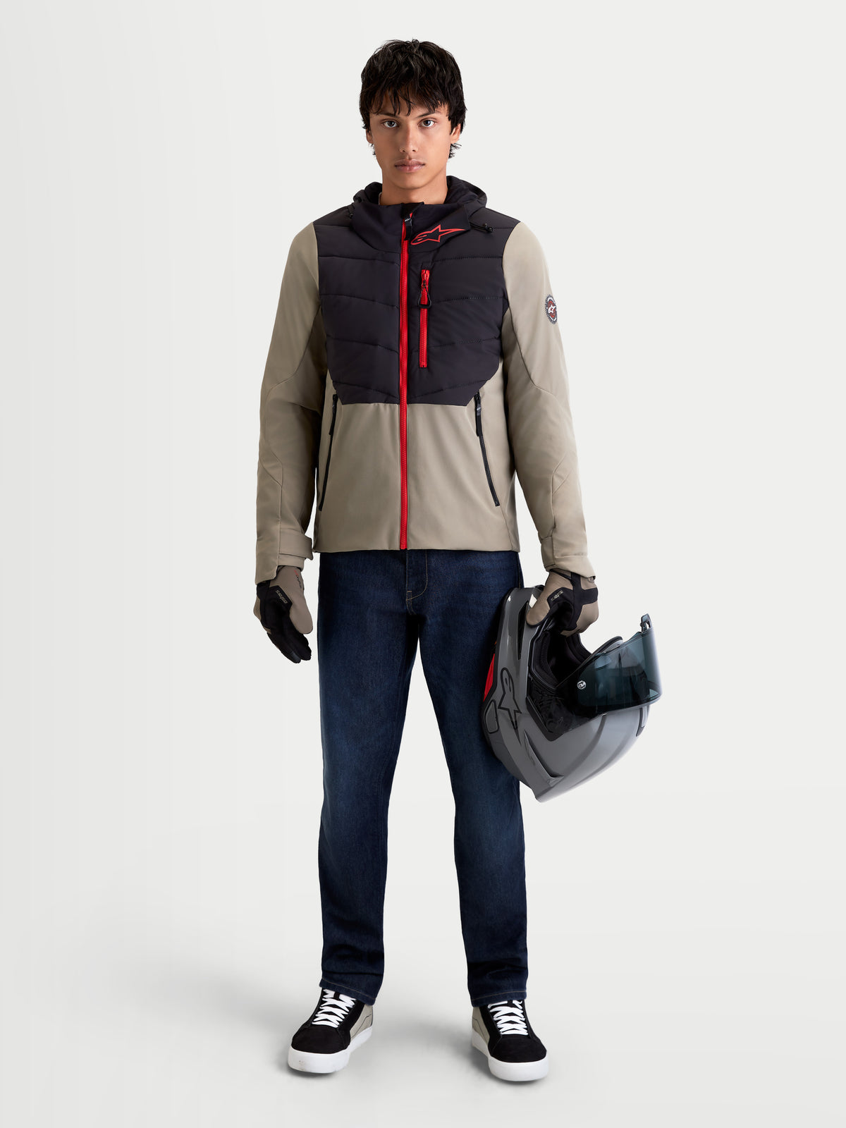 Alpinestars Therma Tech Wp jacka, vattentät och termisk motorcykeljacka för herr i svart och vetiver, framifrån på modell som bär matchande handskar och håller en hjälm