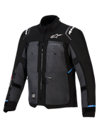 Alpinestars Cusco Drystar®-jacka, adventure touring-jacka, svart och mörkgrå, med paneler i ripstop-textil, vit Alpinestars-logotyp på bröstet och axlarna, flera ventilationsdragkedjor och ljusblå detaljer.