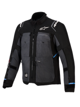 Alpinestars Cusco Drystar®-jacka, adventure touring-jacka, svart och mörkgrå, med paneler i ripstop-textil, vit Alpinestars-logotyp på bröstet och axlarna, flera ventilationsdragkedjor och ljusblå detaljer.