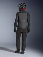 Alpinestars Cusco Drystar® jacka, svart och djupgrå, ryggvy av förare som bär komplett adventure touring-utrustning, stor grå ryggpanel med Alpinestars-logotyp, blå detaljer på ärmarna, bärs med matchande svarta byxor och hjälm.