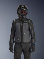 Alpinestars Cusco Drystar® jacka, svart och mörkgrå, adventure touring-jacka för motorcykel bärs med matchande svarta tekniska byxor och en dual-sport-hjälm, med en tvåtonsdesign, ripstop-paneler och Alpinestars-logotyp