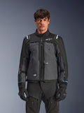 Alpinestars Cusco Drystar®-jacka, motorcykeljacka för touring, svart och mörkgrå, frontvy på modell, med Alpinestars-logotyper på bröst och axlar, Drystar®-märkning på ärmen, teknisk design med flera fickor och ventilationsdragkedjor, kombinerad med svart körutrustning