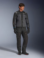 Alpinestars Cusco Drystar® Jacka i svart och mörkgrått, teknisk mc-touringjacka med paneler i flera toner, bärs med matchande svarta mc-byxor och handskar, designad för väg- och äventyrstouring.