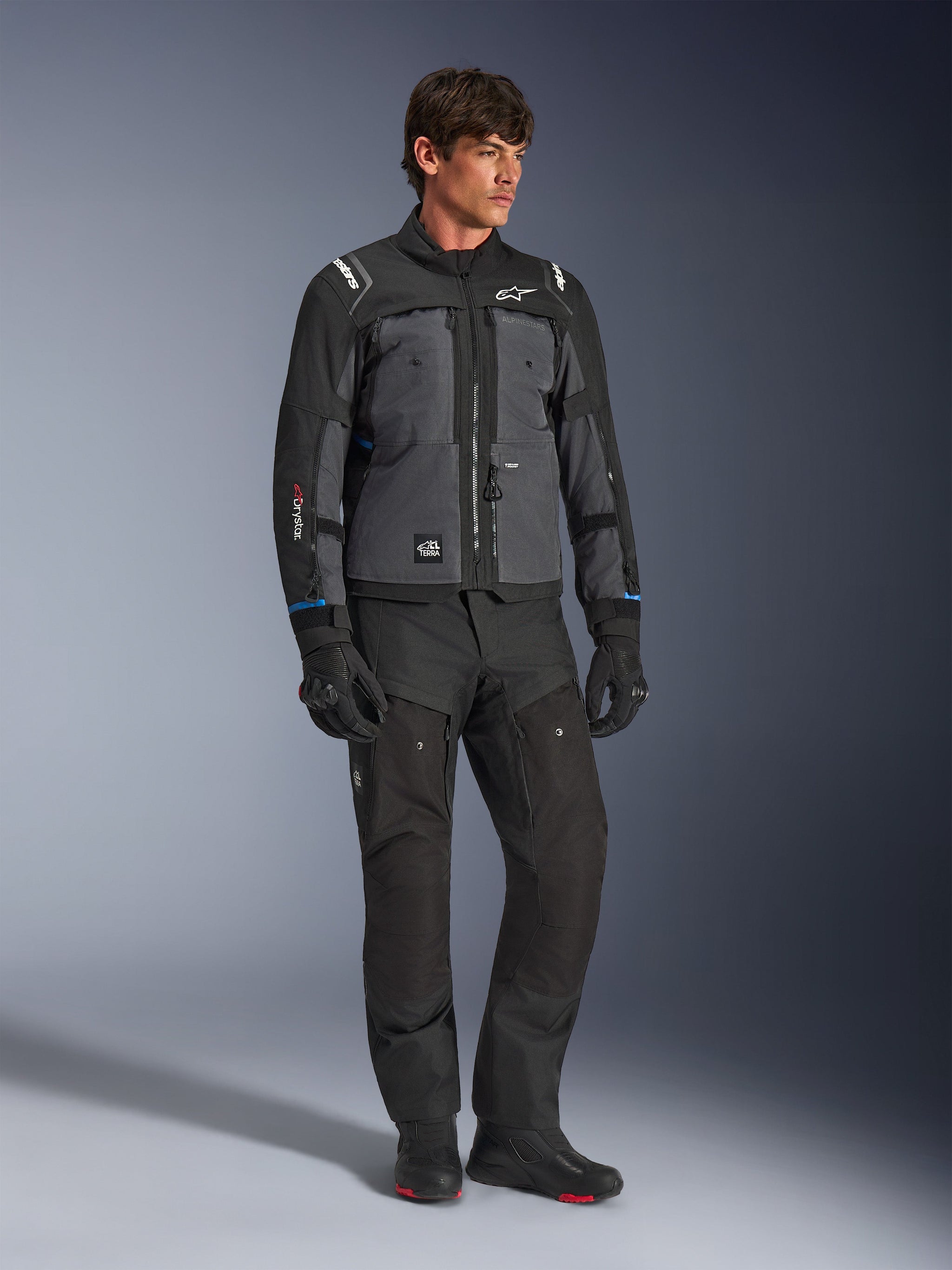 Alpinestars Cusco Drystar® Jacka i svart och mörkgrått, teknisk mc-touringjacka med paneler i flera toner, bärs med matchande svarta mc-byxor och handskar, designad för väg- och äventyrstouring.