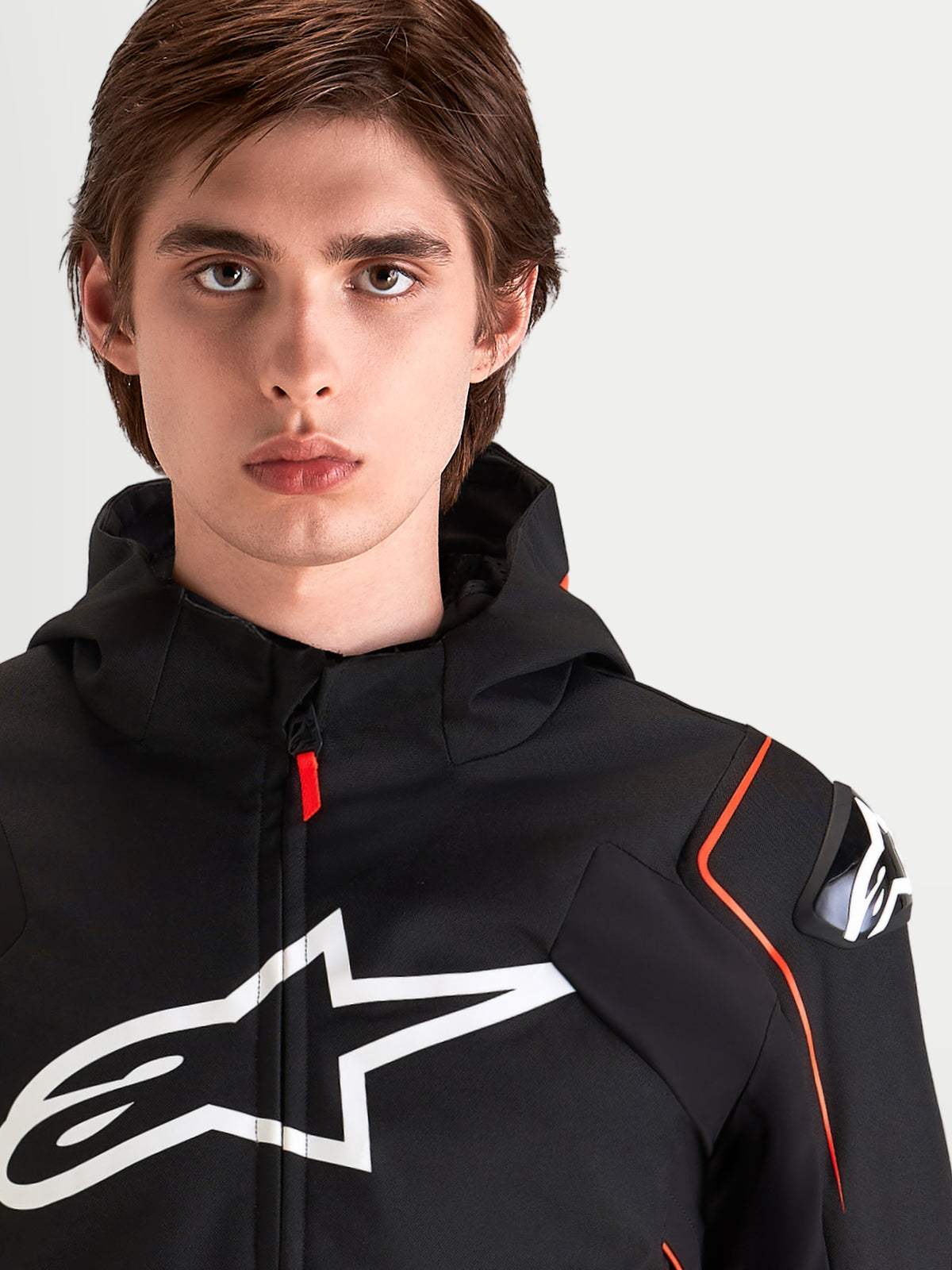 Alpinestars Zaca V2 Waterproof Jacka, vattentät motorcykeljacka för herr, svart och röd, med DFS-axelskydd och stor bröstlogotyp, närbild på manlig förare