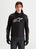 Alpinestars Zaca V 2 Waterproof jacka, svart och röd motorcykeljacka för herr, DFS-axelskydd, vit Astar-logotyp på bröstet, på modell i studio
