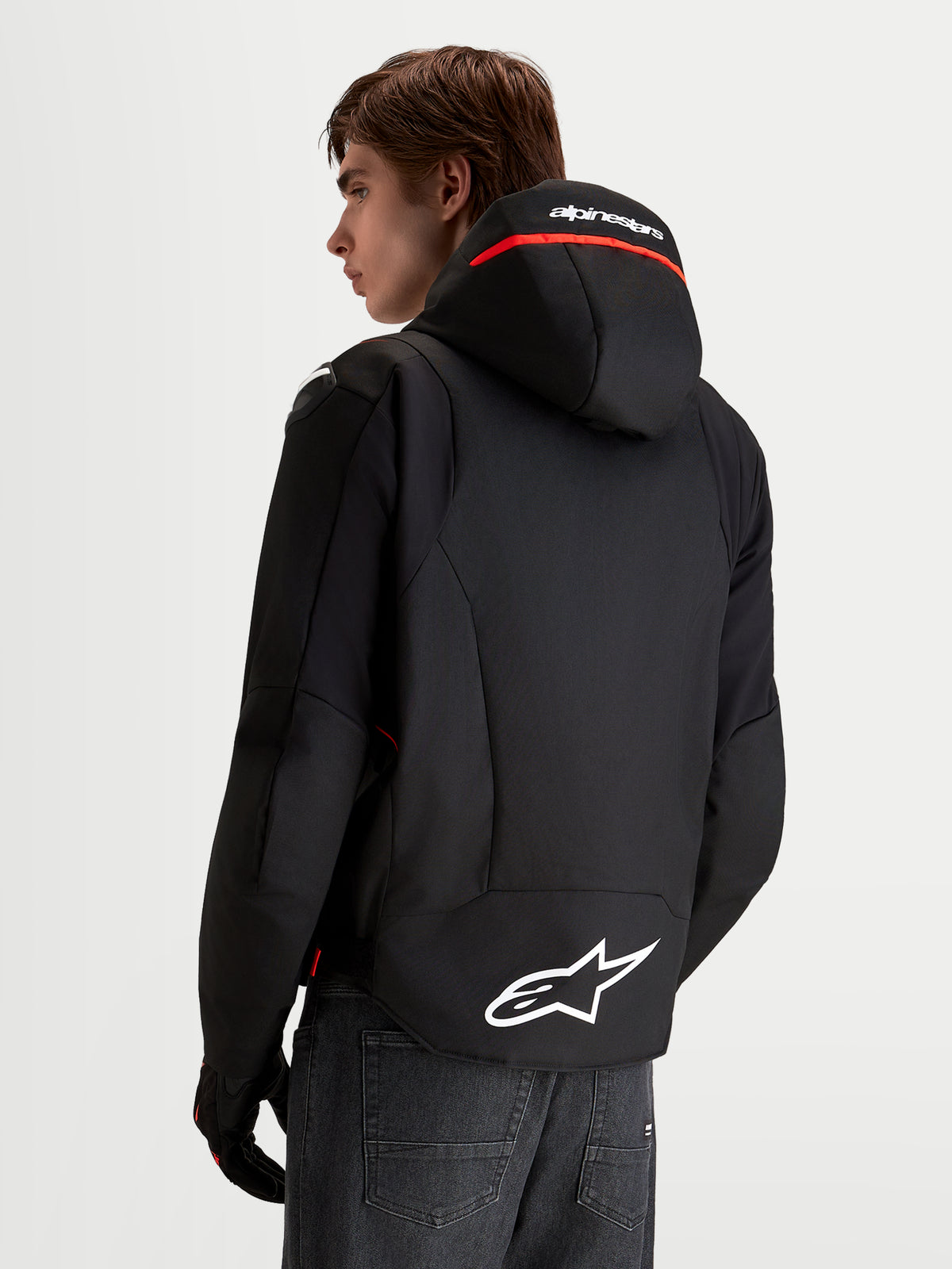 Alpinestars Zaca V 2 Waterproof jacka, svart och röd MC-jacka för herr, vy bakifrån som visar huva med logotyp och vit Astar-logotyp på nedre rygg