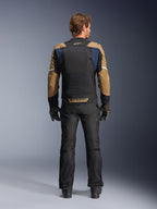Alpinestars ST-2 Air-jacka i Deep Blue, Dark Khaki och svart, sedd bakifrån på modell som visar stor mesh-ryggpanel och khaki-färgade ärmar med vita ränder, kombinerad med svarta tekniska motorcykelbyxor och handskar för adventure touring.