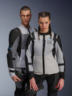 Alpinestars ST-2 Air-jackor, textila motorcykeljackor, Ice Gray Dark Gray Black, par som bär matchande adventure touring-utrustning med ventilationspaneler i mesh och Alpinestars Exploration Equipment-märkning, håller i motorcykelhandskar