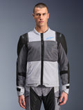 Alpinestars ST-2 Air Jacket, motorcykeljacka för herrar, isgrå och mörkgrå med svarta detaljer, breda ventilationspaneler i mesh, laserperforerad front, blå Alpinestars-logotyp, dragkedja framtill, bärs av en modell med matchande mc-byxor