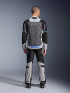 Alpinestars ST-2 Air-jacka, Ice Gray Dark Gray Black, vy bakifrån på modell, med stora ventilationspaneler i mesh, blå detaljer och Alpinestars-logotyp, kombinerad med matchande motorcykelbyxor för adventure touring.