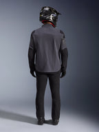 Alpinestars Maxdura Drystar®XF Laminated Armored Shell, Deep Gray Black, helbild bakifrån, teknisk äventyrsjacka med förstärkta paneler, bärs med svarta mc-byxor, handskar och en svartvit off-road-hjälm, koordinerad dual-sport-utrustning