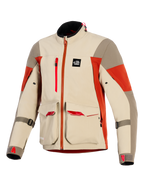 Alpinestars Maxdura Drystar®XF Laminated Armored Shell, äventyrsmotorcykeljacka i färgerna Aluminum Walnut och Rust Brown, har stora utanpåfickor fram med röda detaljer, vertikal bröstdragkedja, All Terra-märkespatch och teknisk 3-lagers laminerad konstruktion.