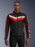 Alpinestars T-Dyno WR-jacka, motorcykeljacka i textil, svart med klarröda och ecruvita chevronränder, vintageinspirerad biker-passform, hög krage med knappstängning, framfickor med dragkedja, stjärnlogotyper på ärmarna, bärs av modell