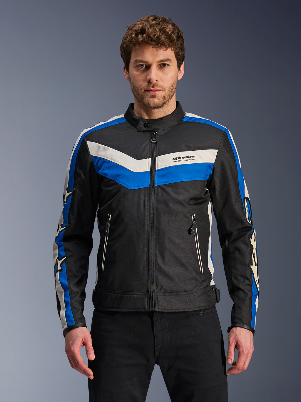 Alpinestars T-Dyno WR-jacka, svart med blå och ecru-vita ränder, textilmotorcykeljacka för herr, med chevron-design på bröstet och stjärnlogotyper på ärmarna, dragkedja fram och på fickorna, vintageinspirerad urban utrustning