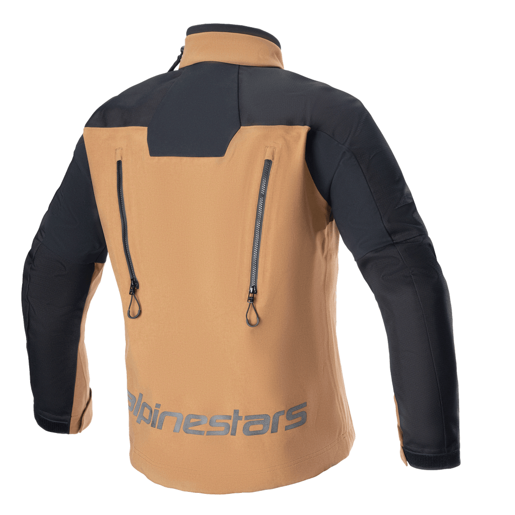 Alpinestars Hyde XT Drystar® XF-jacka, äventyrsmotorcykeljacka, sandfärgad och svart, baksida med två vertikala ventilationsdragkedjor, svarta förstärkta axlar och ärmar, Alpinestars-logotyp på nedre delen av ryggen, teknisk vattentät touringutrustning