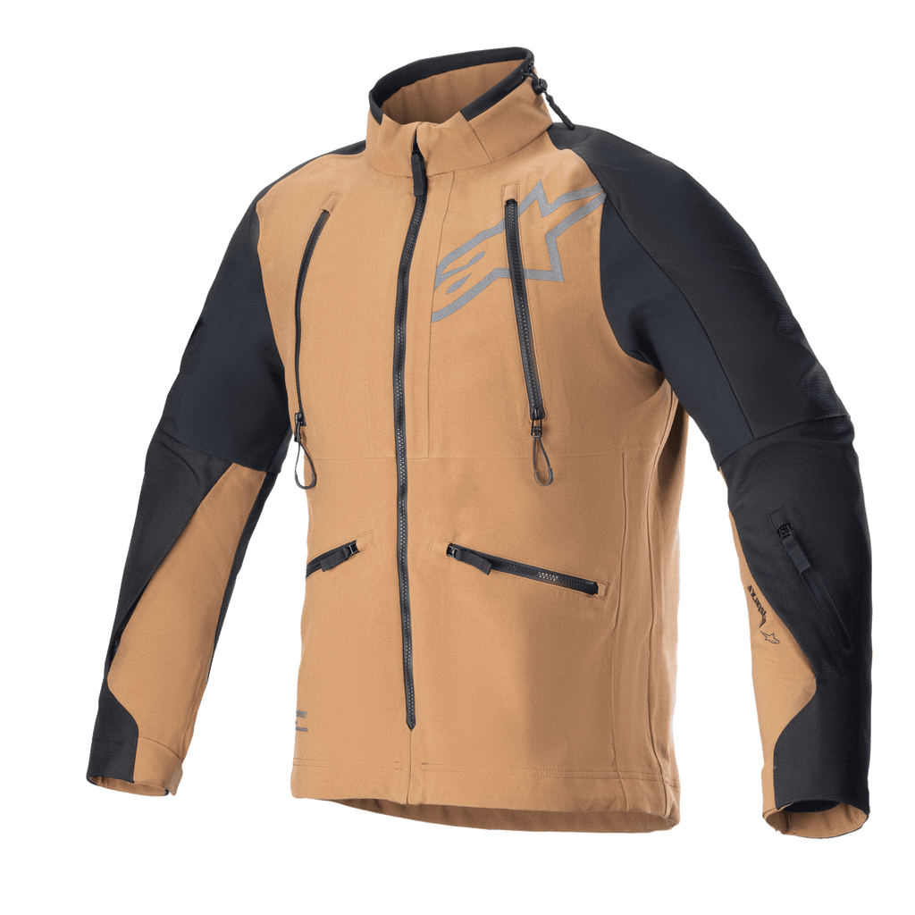 Alpinestars Hyde XT Drystar XF jacka, motorcykeljacka för äventyrstouring, sandfärgad och svart, med vertikala ventilationsdragkedjor på bröstet och sidfickor, svarta ripstop-paneler på axlar och armar, hög krage, vattentät textilkonstruktion för offroad-körning