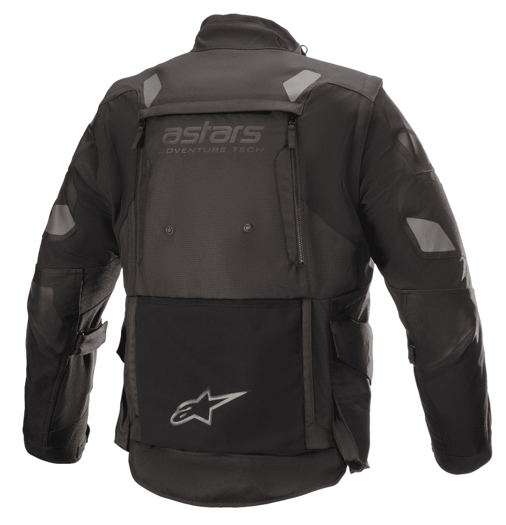 Alpinestars Halo Drystar®-jacka, motorcykeljacka för äventyrstouring, svart, vy bakifrån med stor ventilationspanel på ryggen, "astars adventure tech"-logotyp, reflekterande axel- och armbågspartier och integrerad förvaringsficka nedtill på ryggen med stjärnlogotyp