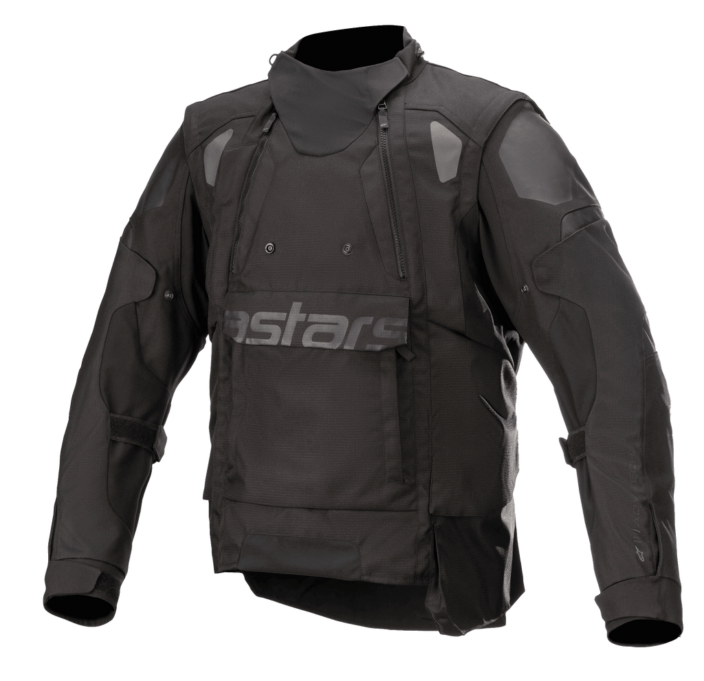 Alpinestars Halo Drystar®-jacka, svart äventyrsmotorcykeljacka, högteknologisk krage, dubbla dragkedjor på bröstet, stor frontflik med subtil Astars-logotyp, förstärkta axlar och armbågar, vattentät touringutrustning för flera säsonger