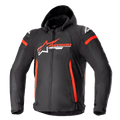 Alpinestars Zaca Waterproof Jacket, svart med klarröda och vita accenter, motorcykeljacka i textil med huva och dragkedja fram, vertikala röda ränder på sidorna, Alpinestars stjärnlogotyp på bröstet, skyddande axelskydd, sportig åkutrustning för alla väder
