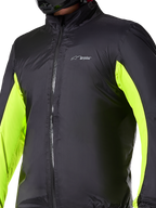 Alpinestars Bogotá Pro Drystar® Jacka vattentätt foder, tekniskt motorcykellager, svart med neongula paneler på ärmarna, dragkedja framtill och Drystar-logotyp på bröstet, designad för skydd vid körning i alla väder