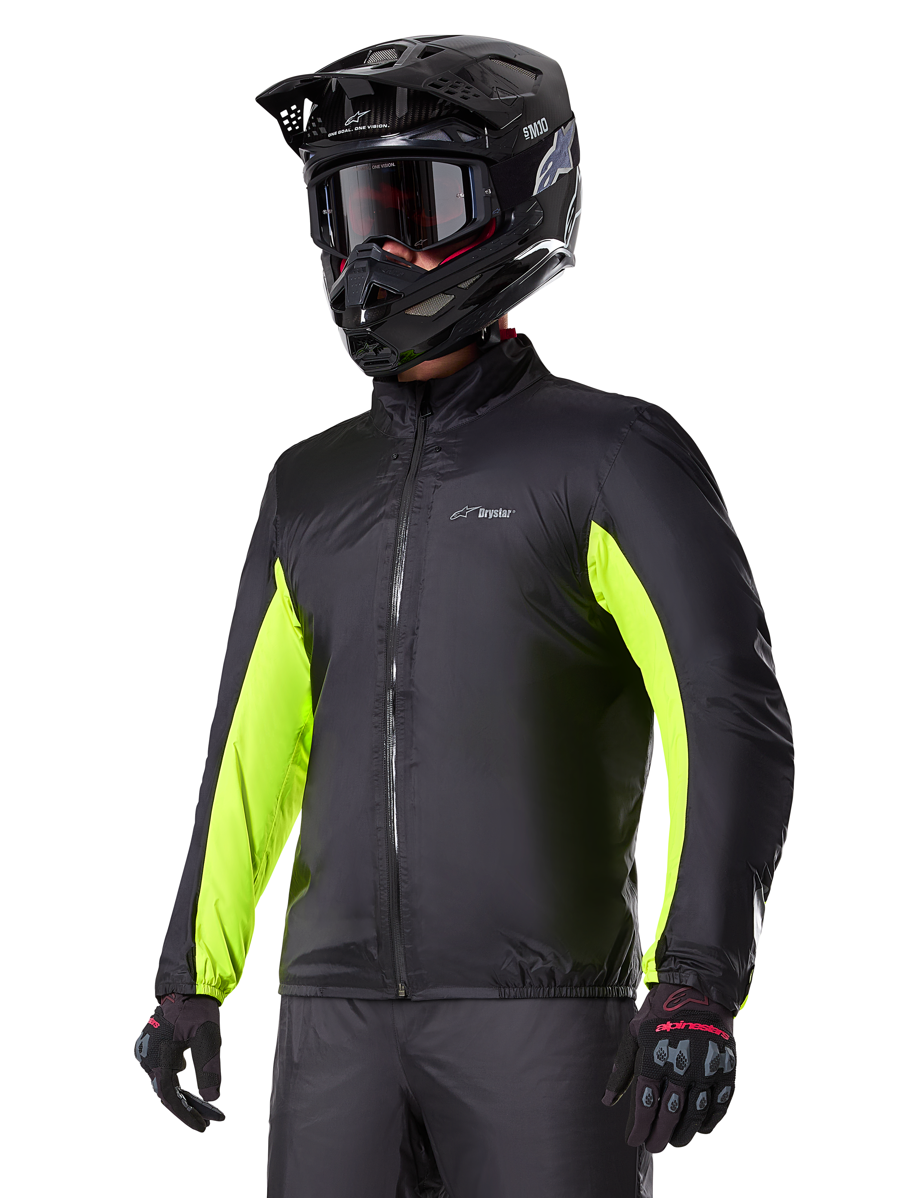 Alpinestars Bogotá Pro Drystar® vattentätt foder, svart med neongula detaljer på ärmarna, bärs av en förare med svart hjälm och goggles, teknisk motorcykelutrustning