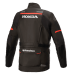 Alpinestars Honda Andes V3 Drystar® jacka, svart, ryggvy med vit Honda- och Alpinestars-logotyp, röda accentränder på axlar och ärmar, adventure touring-motorcykeljacka med reflekterande detaljer och en stor bakre förvaringsficka.