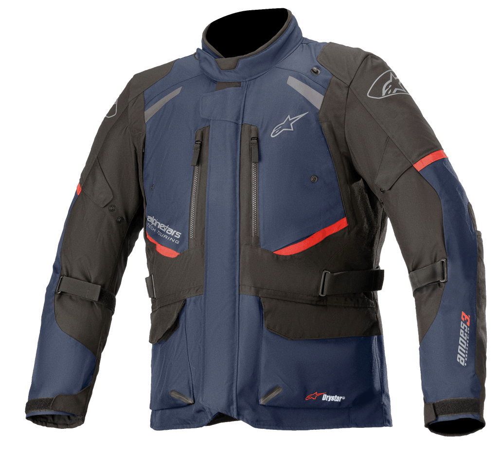 Alpinestars Andes V3 Drystar jacka, touringjacka för motorcykel, mörkblå och svart med röda detaljer, vy framifrån med bröstventiler med dragkedja, justerbara midjeremmar och hög krage, vattentät textilkonstruktion för äventyrskörning