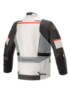 Alpinestars Andes V3 Drystar®-jacka, Ice Gray och Dark Gray med röda detaljer, vy bakifrån med en stor förvaringsficka på nedre ryggen, justerbara midjeremmar och reflekterande detaljer på axlar och nederkant.