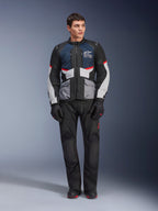 Alpinestars Andes Air Drystar®-jacka, touringjacka för motorcykel, mörkblå, svart och isgrå, buren med matchande svarta adventure-byxor och handskar, med nätpaneler för luftflöde och en teknisk design med flera fickor.