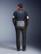 Alpinestars Andes Air Drystar-jacka, Deep Blue Black Ice Gray, vy bakifrån på modell, med blå mesh-panel på ryggen för ventilation, stor grå ficka nedtill, röda och vita detaljer på ärmarna, 'alpinestars' logotyp, kombinerad med svarta motorcykelbyxor för en komplett touring-outfit