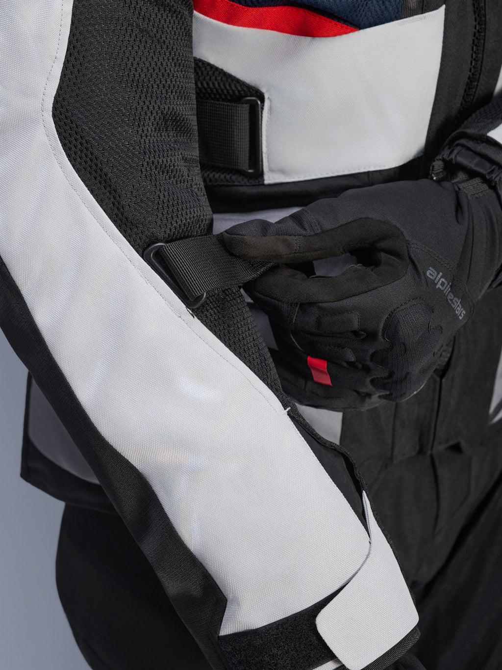 Alpinestars Andes Air Drystar®-jacka i Deep Blue Black Ice Gray, närbild på den justerbara ärmremmen och ventilationspaneler i mesh, hållbar textilkonstruktion för adventure touring
