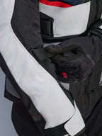 Alpinestars Andes Air Drystar®-jacka i Deep Blue Black Ice Gray, närbild på den justerbara ärmremmen och ventilationspaneler i mesh, hållbar textilkonstruktion för adventure touring