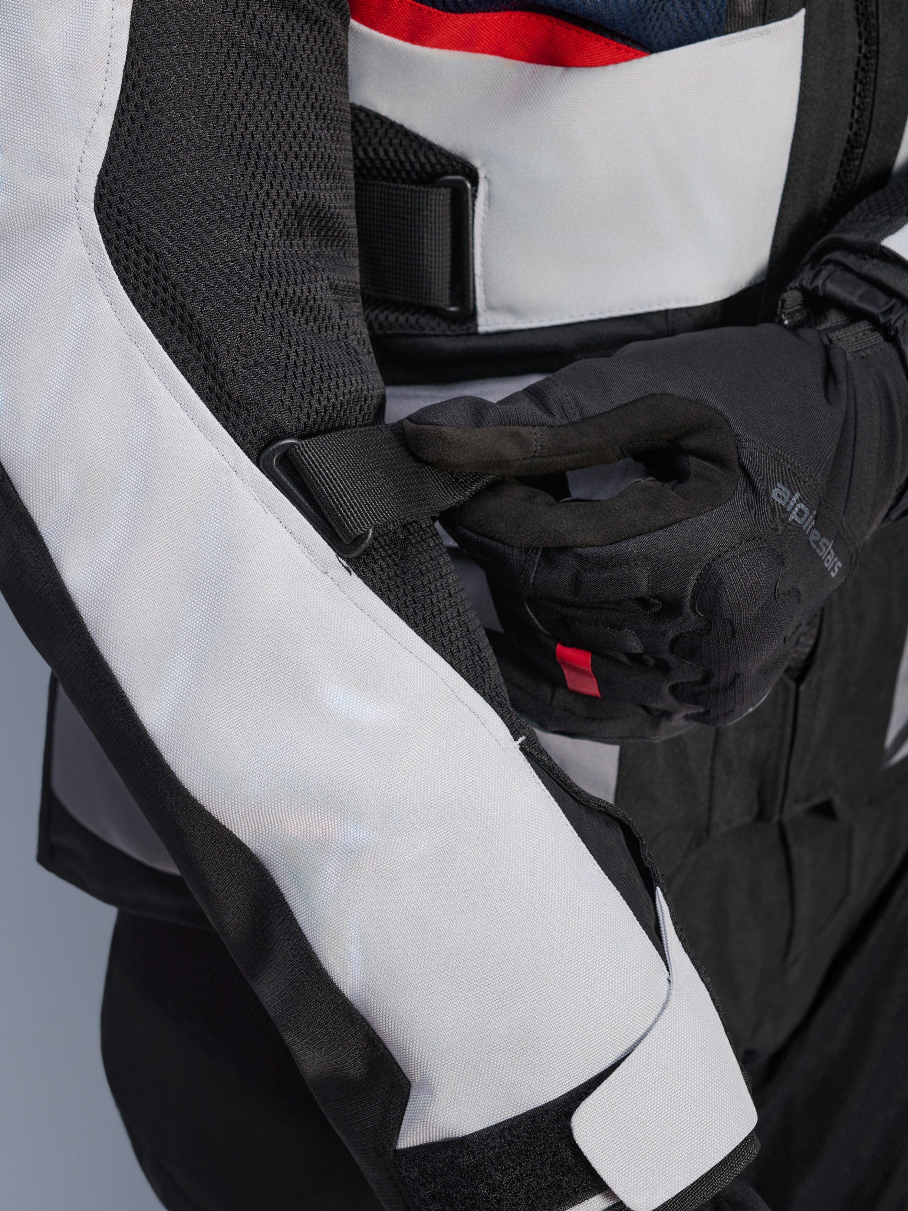 Alpinestars Andes Air Drystar®-jacka i Deep Blue Black Ice Gray, närbild på den justerbara ärmremmen och ventilationspaneler i mesh, hållbar textilkonstruktion för adventure touring