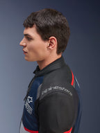 Alpinestars Andes Air Drystar®-jacka, färgkombinationen Deep Blue Black Ice Gray, sidoprofil av en manlig modell som bär textiljackan i mesh, med Alpinestars-logotyp på axeln och röda detaljer, touringutrustning för två säsonger