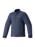 Alpinestars Husker Waterproof Jacket, motorcykeljacka, Night Navy, mörkblå stretch-softshell med hög krage och dragkedja fram, justerbara remmar i midja och ärmar, diskret logotyp på bröstet, utrustning för stadspendling och landsvägskörning