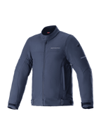 Alpinestars Husker Waterproof Jacket, motorcykeljacka, Night Navy, mörkblå stretch-softshell med hög krage och dragkedja fram, justerbara remmar i midja och ärmar, diskret logotyp på bröstet, utrustning för stadspendling och landsvägskörning