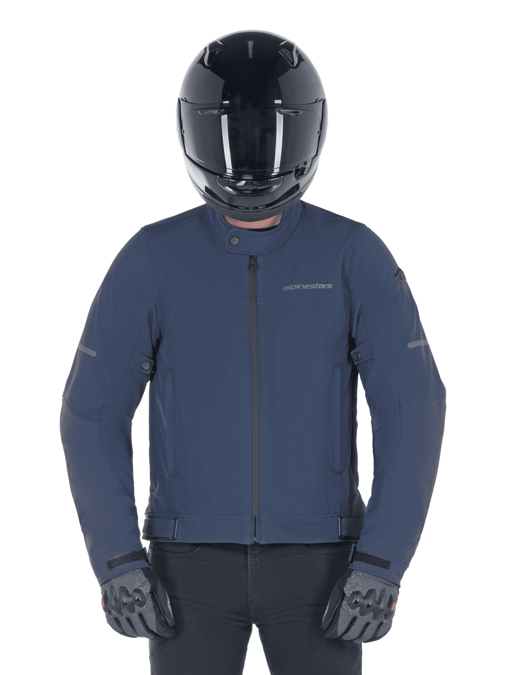Alpinestars Husker Waterproof Jacket, Night Navy, urban motorcykeljacka buren med en svart helhjälm och gråa handskar, med en teknisk softshell-utsida och diskret branding