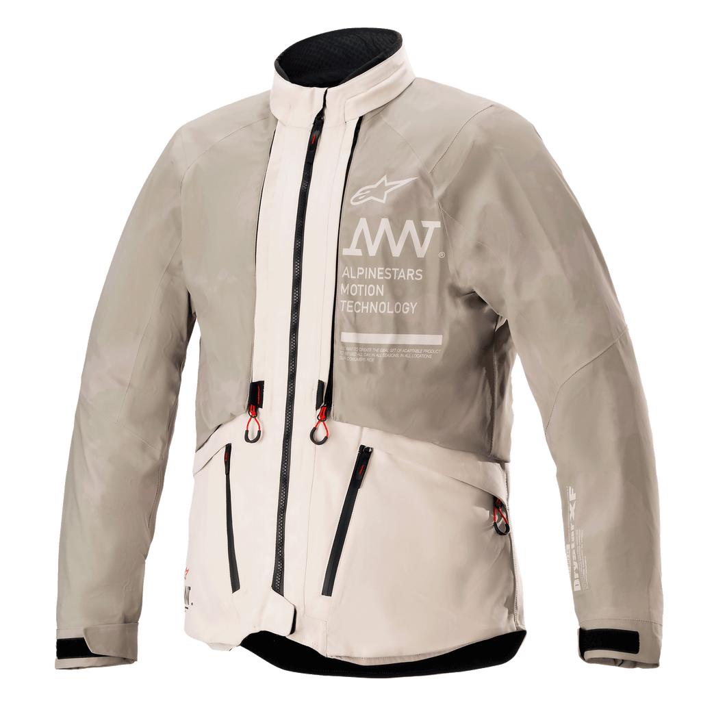 Alpinestars AMT-10LAB Drystar® XF-jacka, regnkonfiguration, White Sand Aluminum Camo, vattentät textiljacka för äventyrskörning med AMT-märkning på bröstet och rödmarkerade dragtappar