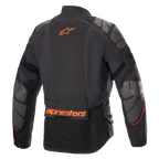 Alpinestars AMT-10R Drystar® XF-jacka, äventyrsjacka för motorcykel, svart med orange Alpinestars-logotyp och grå Superfabric-paneler på axlar och armbågar, bakifrånvy, teknisk åkutrustning för flera säsonger