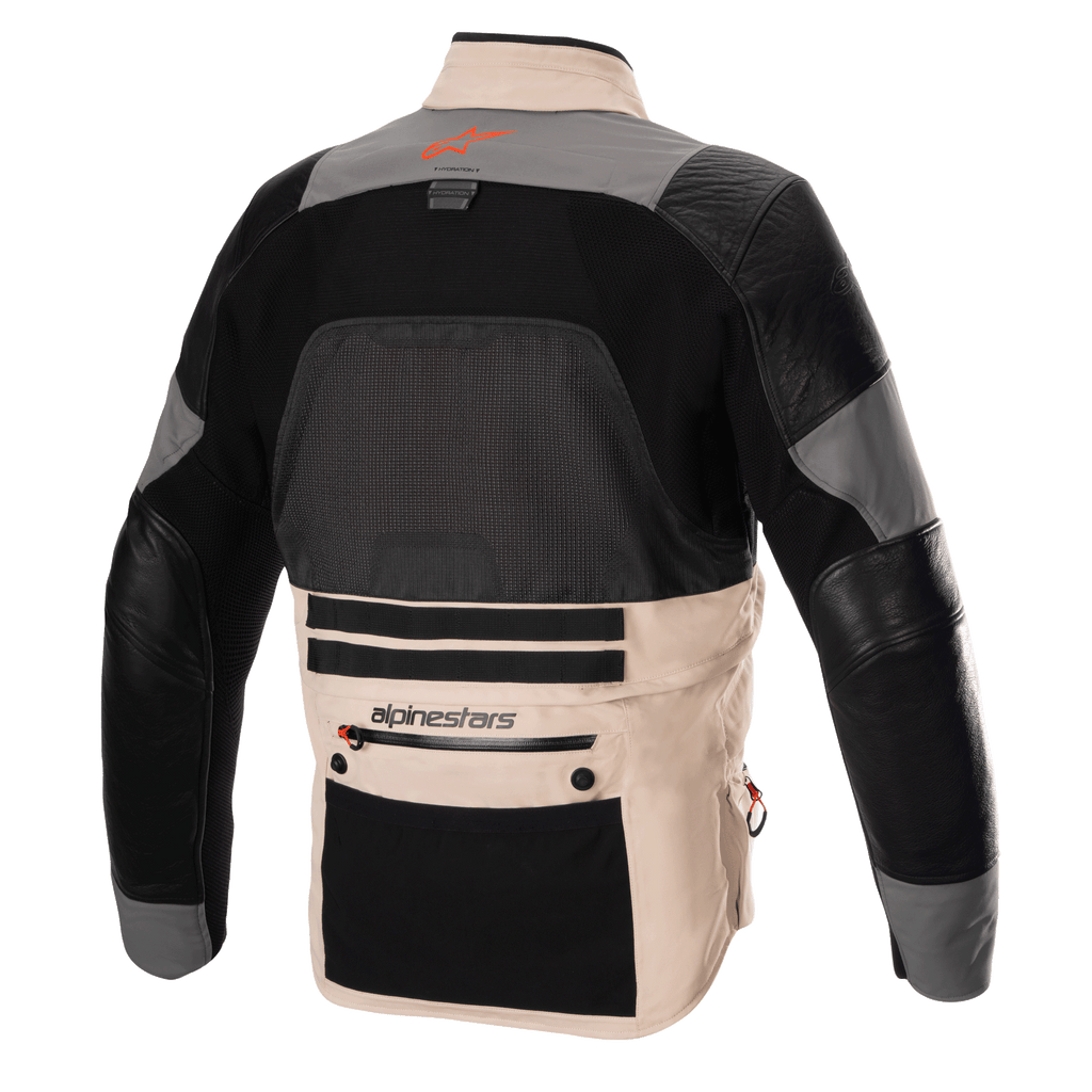 Alpinestars AMT-10R Drystar XF-jacka, äventyrsmotorcykeljacka, vy bakifrån i värmekonfiguration, Fur Gray och Pale Brown med svarta paneler, med en stor meshpanel på ryggen för ventilation, läderförstärkningar på armarna och en stor förvaringsficka i ländryggen med Alpinestars-logotyp.