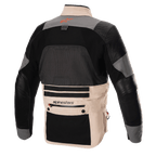 Alpinestars AMT-10R Drystar XF-jacka, äventyrsmotorcykeljacka, vy bakifrån i värmekonfiguration, Fur Gray och Pale Brown med svarta paneler, med en stor meshpanel på ryggen för ventilation, läderförstärkningar på armarna och en stor förvaringsficka i ländryggen med Alpinestars-logotyp.